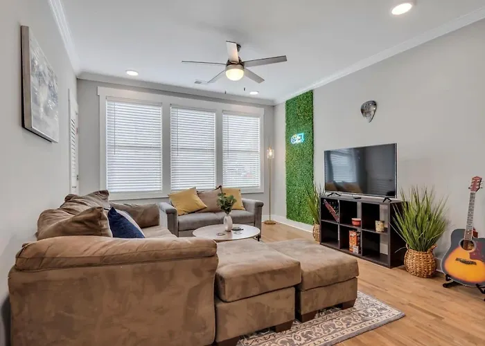 Modern Nations Condo - Walkable - 5 Mi Downtown
