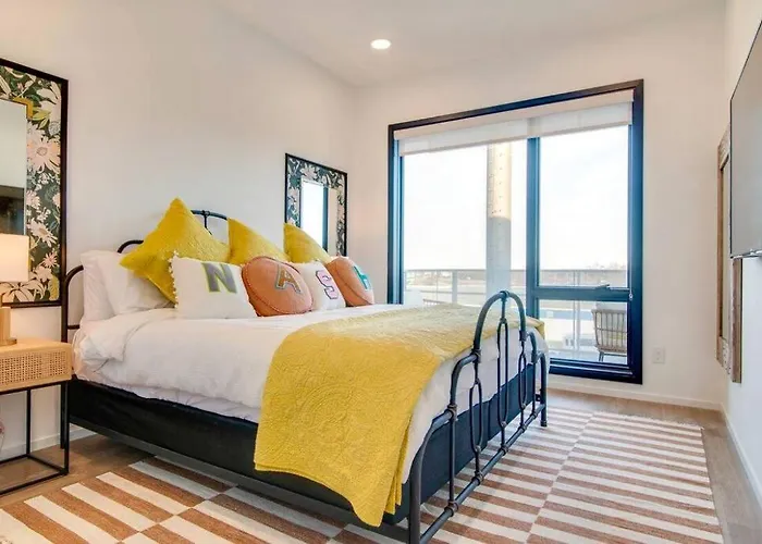 Stylish Downtown Condo W/ Pool & Parking