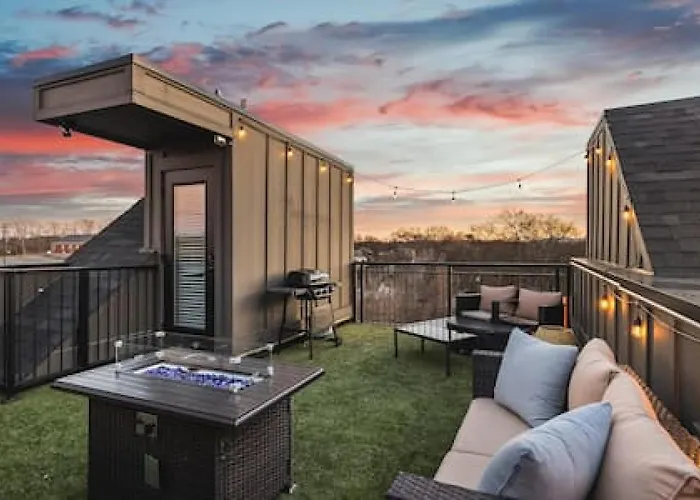 3 Miles To Broadway -Garage, Patio, Walk To Shops