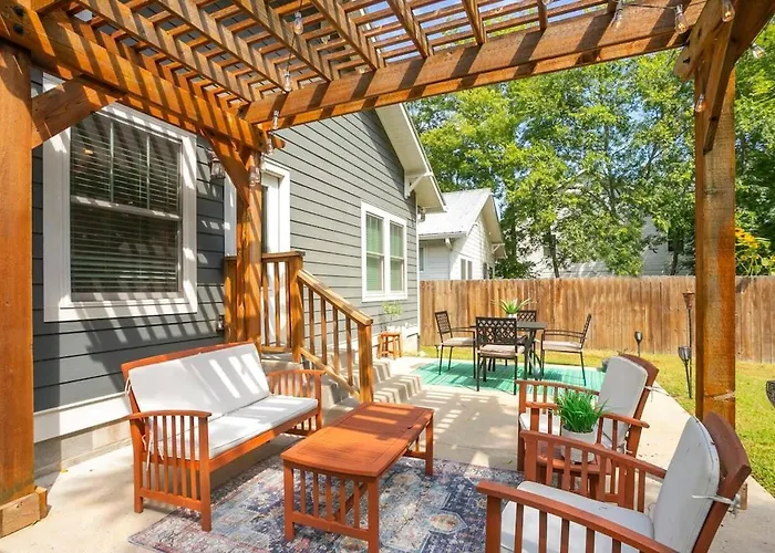 July Discount! Cottage Close To Downtown, Yard