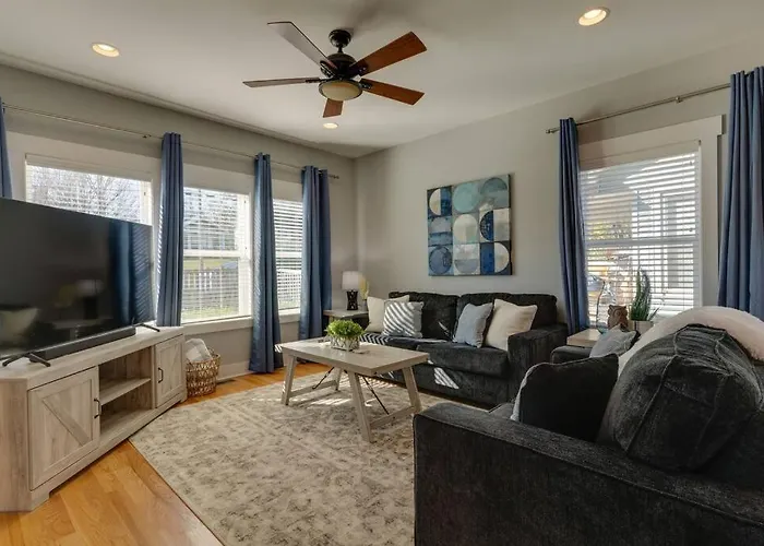 3 Bedroom Home- Huge Yard, 4 Miles To Broadway