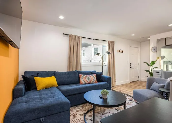Multi-Condo Building With 7 Units 15 Bedrooms 22 Beds And Free Parking