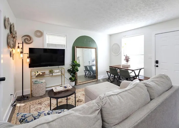 Cottage Near Downtown, King Bed, Private Yard, Free Parking