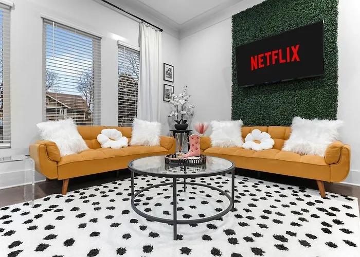 14 Bed Luxe Nashville Retreat With Game Room & Perfect For Large Groups!