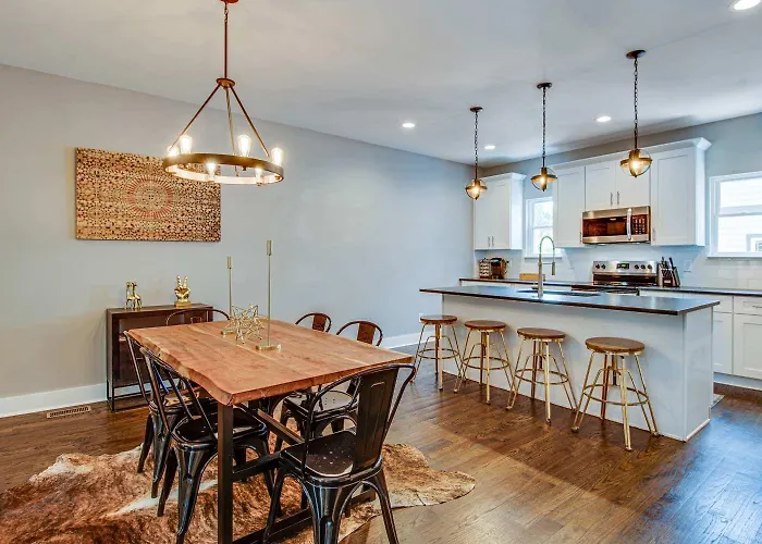 Couple Townhome Getaway Near East Nashville