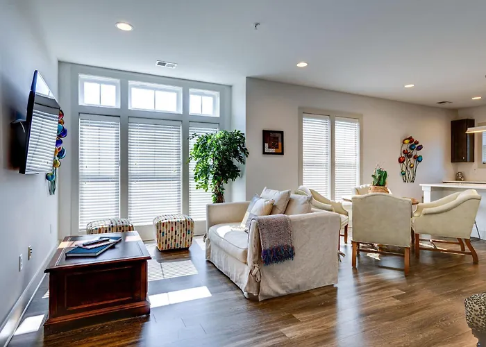 Quiet Condo - Prime Locale Within Mins To Dt