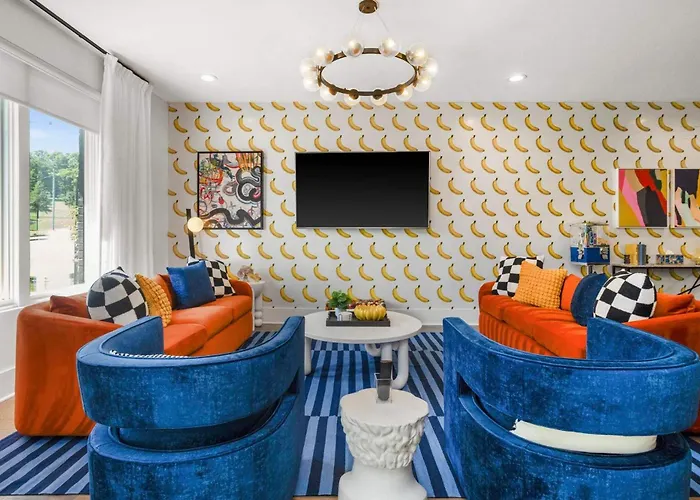Pop Art Retreat On Legendary 8Th - Walk Everywhere