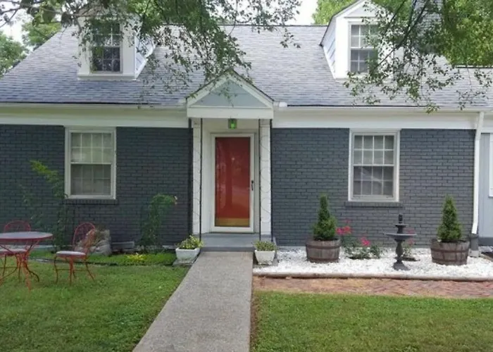 Stratford Ave Apartment & Yard 6 Miles To Downtown