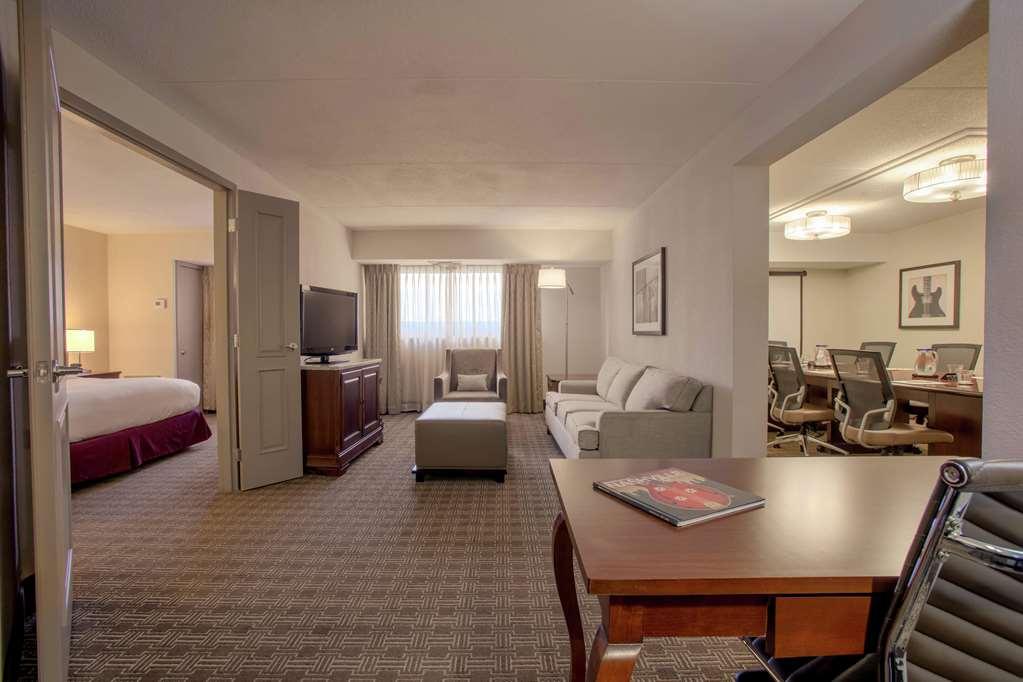 Doubletree By Hilton Airport
