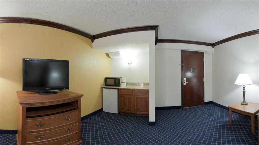 Express & Nashville-i-40 & I-24 Hotel