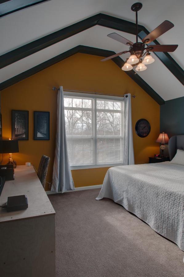 Vacation 5 Mins To Down Town 2 Bedrooms 2 Baths Garden Area Hot Tub Holiday home