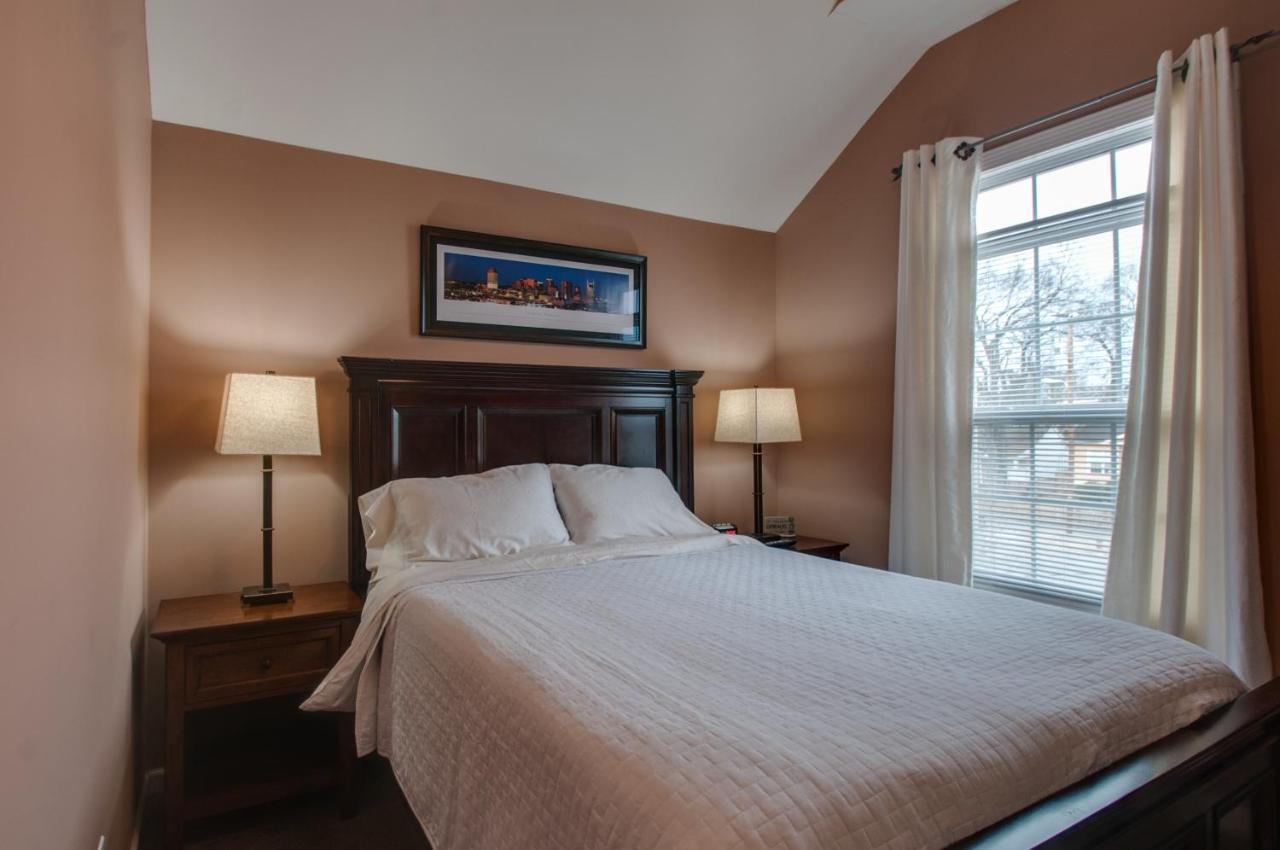 Vacation 5 Mins To Down Town 2 Bedrooms 2 Baths Garden Area Hot Tub Holiday home Nashville