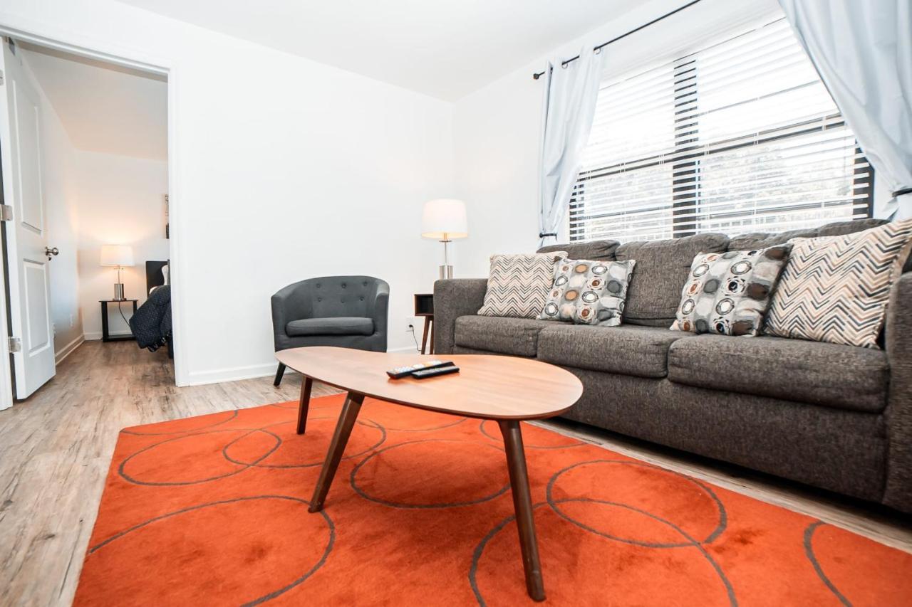 Spacious And Stylish 2 Bedroom Near Broadway - 5 Min Drive *