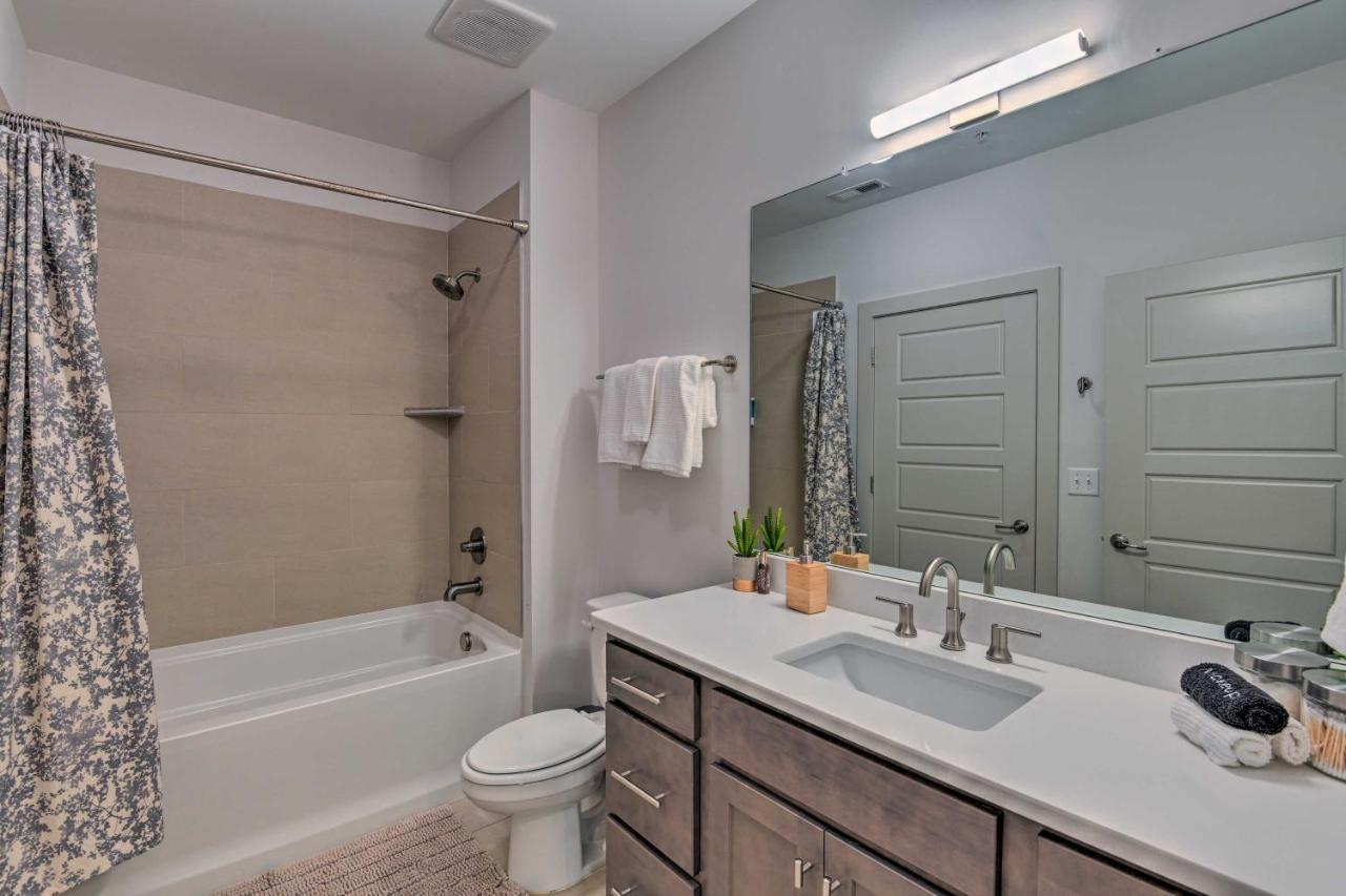 Apartment Modern 7 Mi To Downtown!