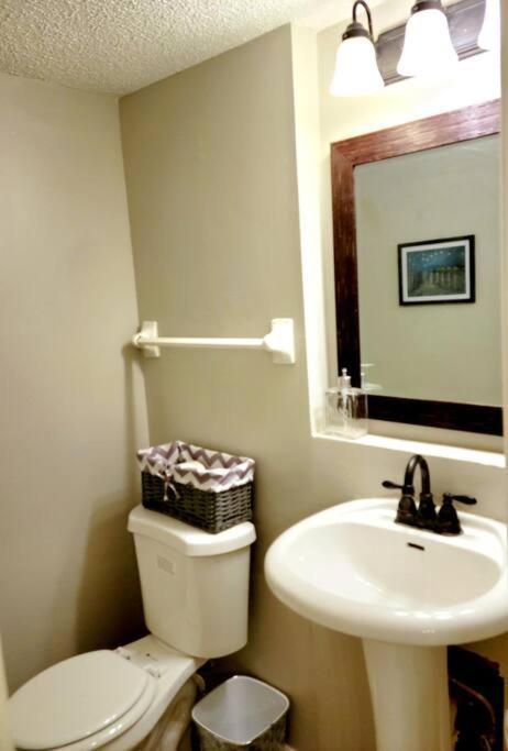 Cheerful 3 Bedroom Townhouse In Central Nashville