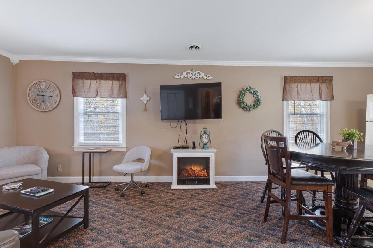 Apartment Brenda Lee History 2br Pool Hot Tub Nashville