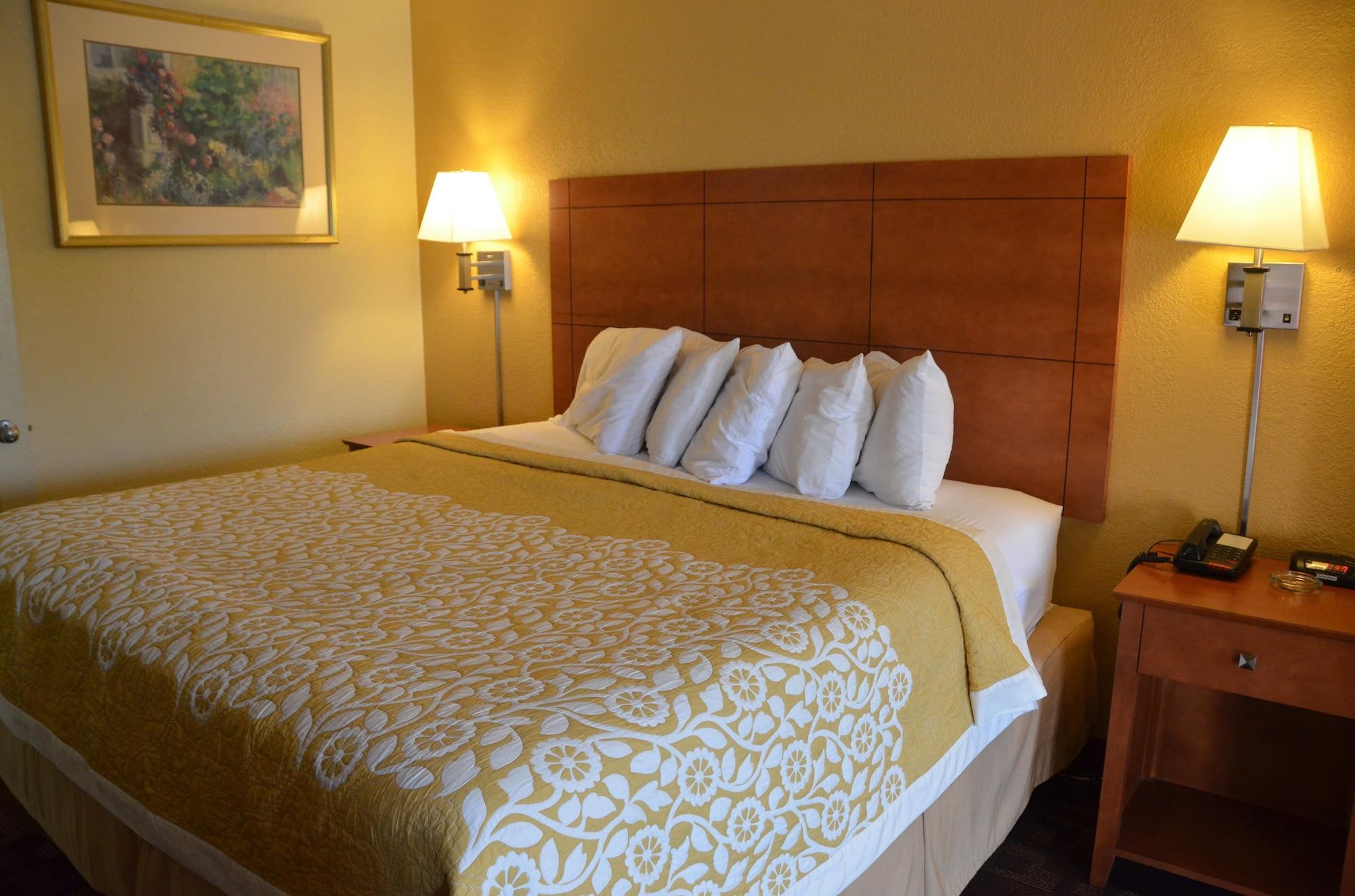 Days By Wyndham Airport East 2*