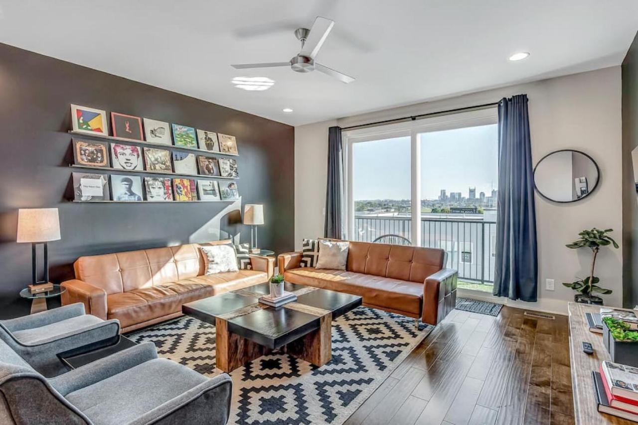 Holiday home Big New And Modern With Skyline View Mural And Ping Pong