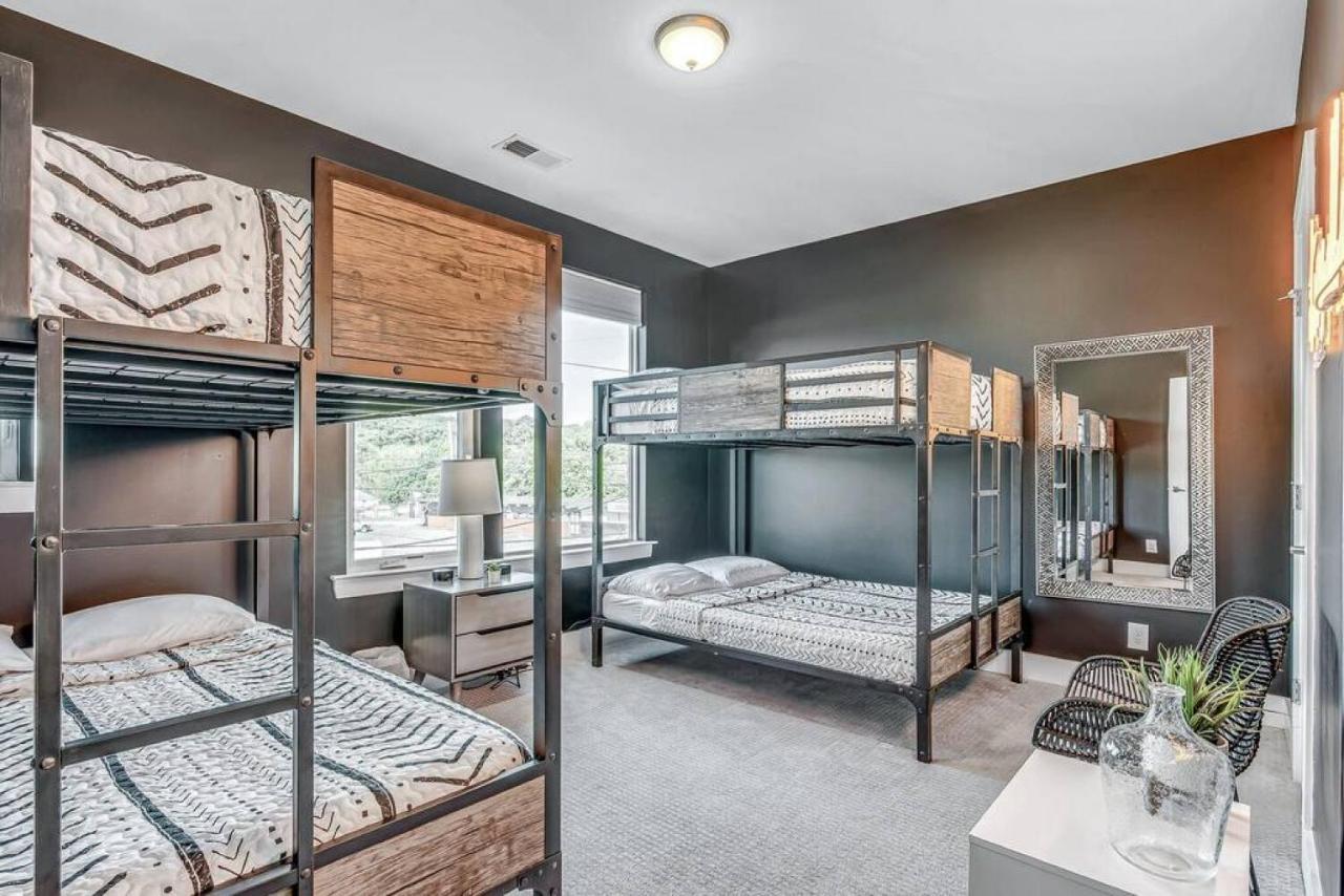 Holiday home Big New And Modern With Skyline View Mural And Ping Pong