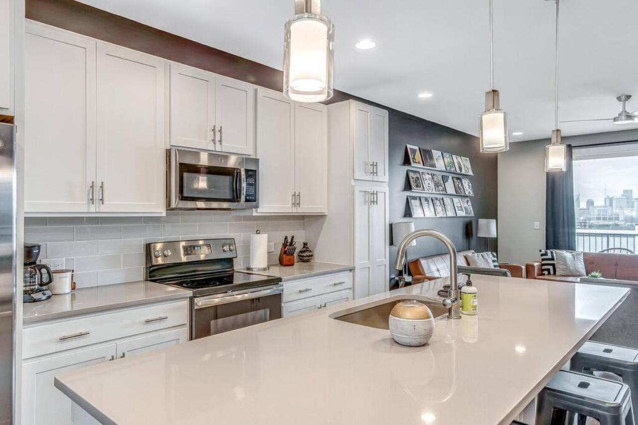 Big New And Modern With Skyline View Mural And Ping Pong Holiday home