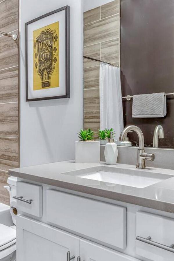 Big New And Modern With Skyline View Mural And Ping Pong Holiday home