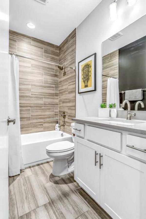 Big New And Modern With Skyline View Mural And Ping Pong Holiday home