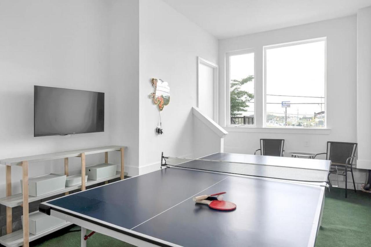 Big New And Modern With Skyline View Mural And Ping Pong Holiday home