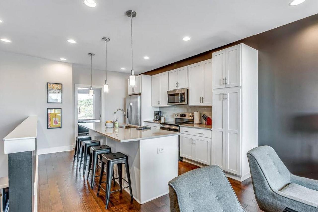 Holiday home Big New And Modern With Skyline View Mural And Ping Pong *