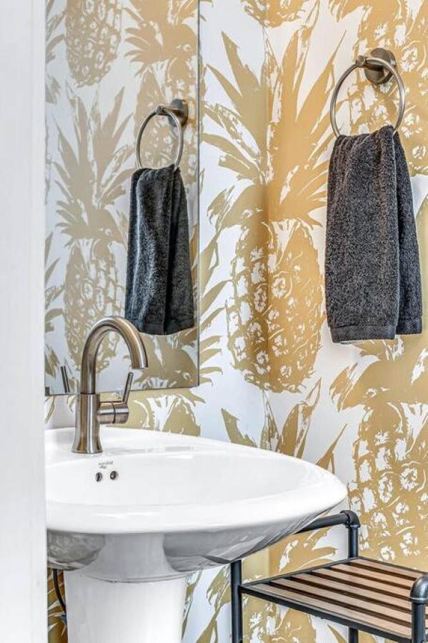 Big New And Modern With Skyline View Mural And Ping Pong Holiday home