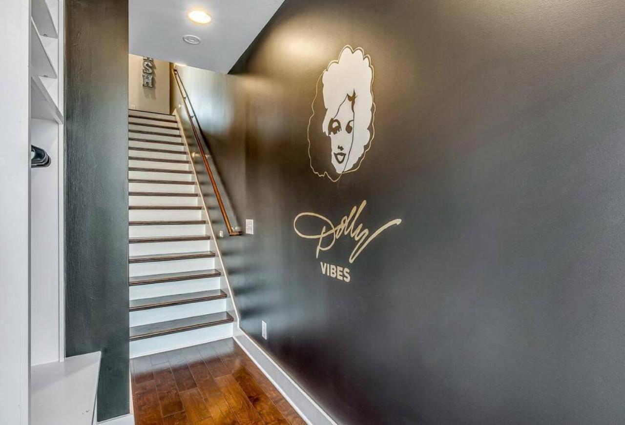 Big New And Modern With Skyline View Mural And Ping Pong Holiday home