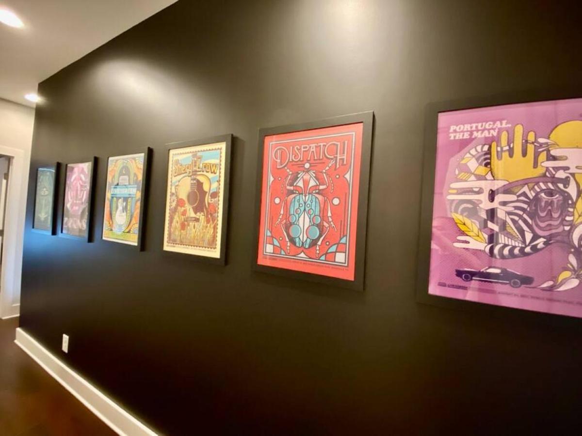 Holiday home Big New And Modern With Skyline View Mural And Ping Pong *