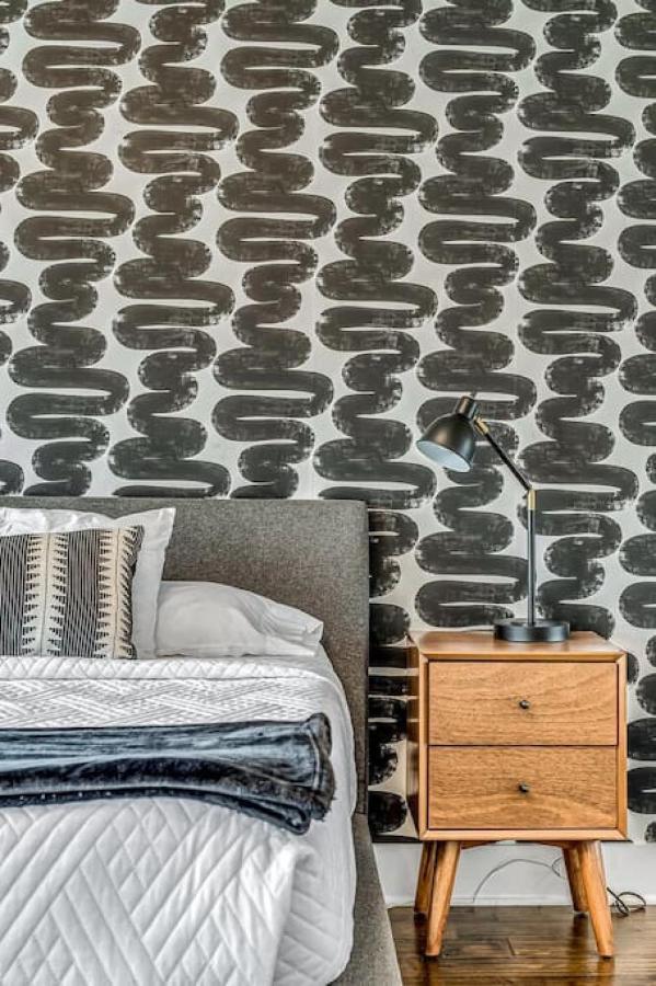 Holiday home Big New And Modern With Skyline View Mural And Ping Pong *