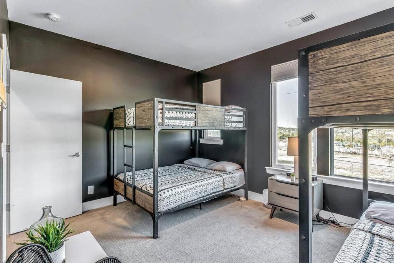 Holiday home Big New And Modern With Skyline View Mural And Ping Pong