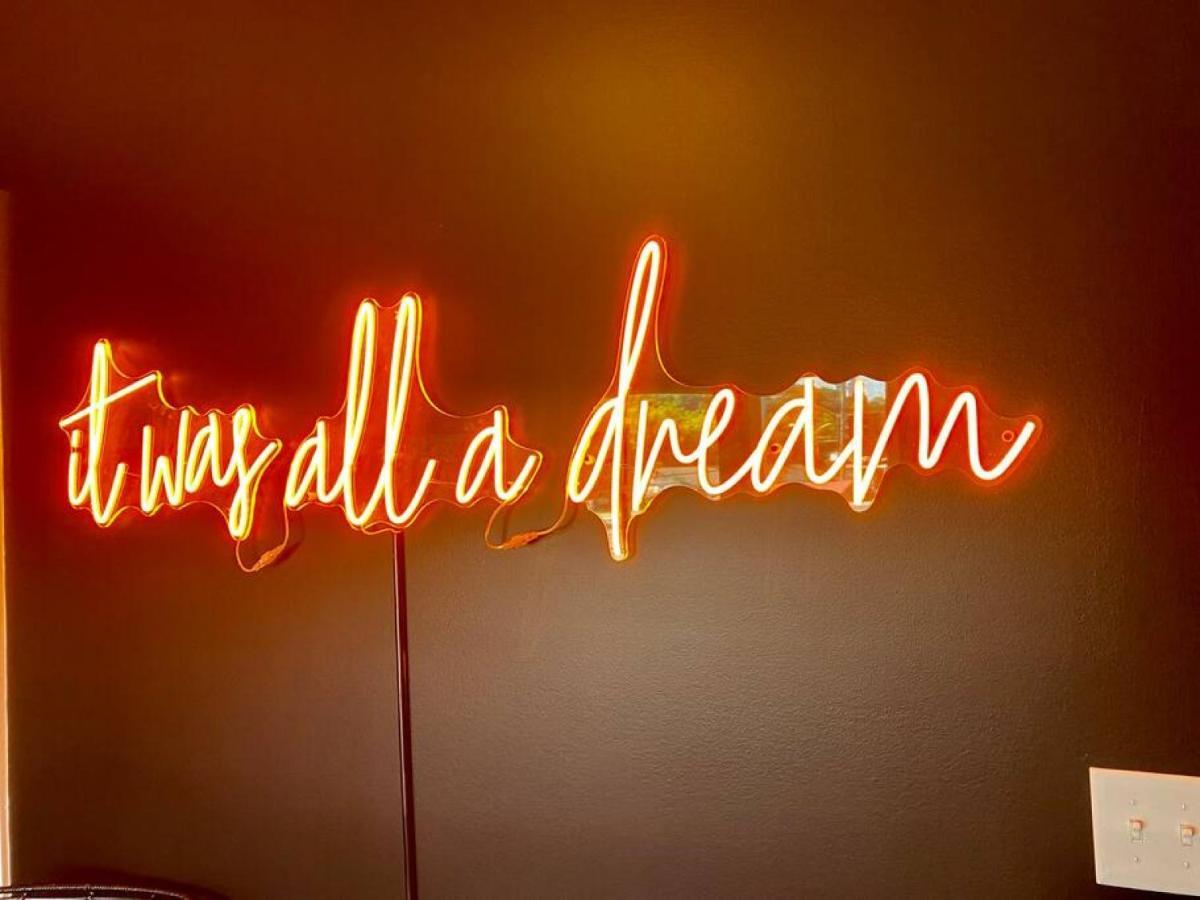 Big New And Modern With Skyline View Mural And Ping Pong Holiday home *