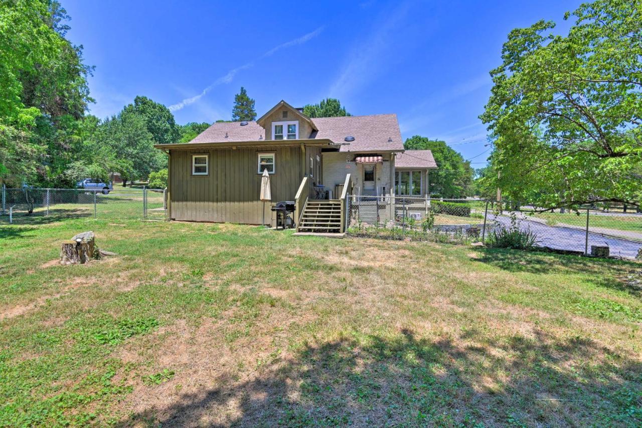 Spacious Retreat About 6 Miles To Broadway! *