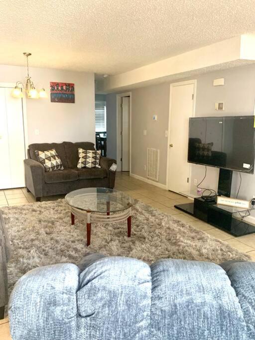 Classic 2-bedroom W/free Parking Apartment *