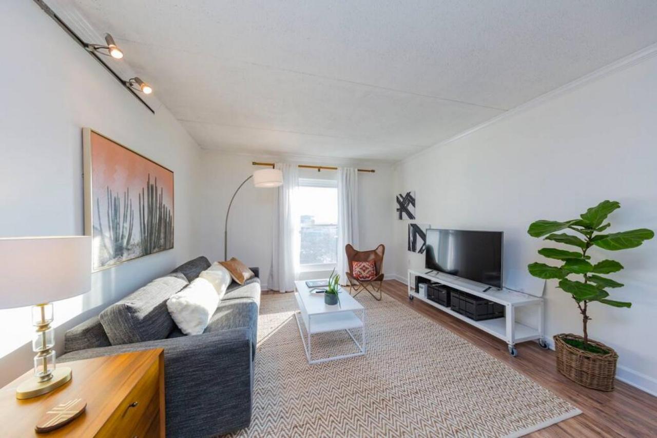 Apartment Music Row Retreat With Pool And Free Parking, Walk To Bars!