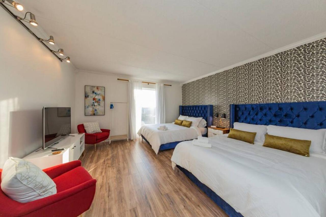 Apartment Music Row Retreat With Pool And Free Parking, Walk To Bars! Nashville