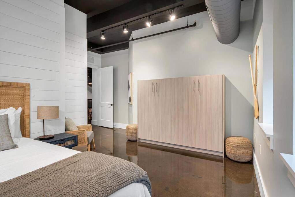Modern At The Maddox 6 Bedrooms Apartment