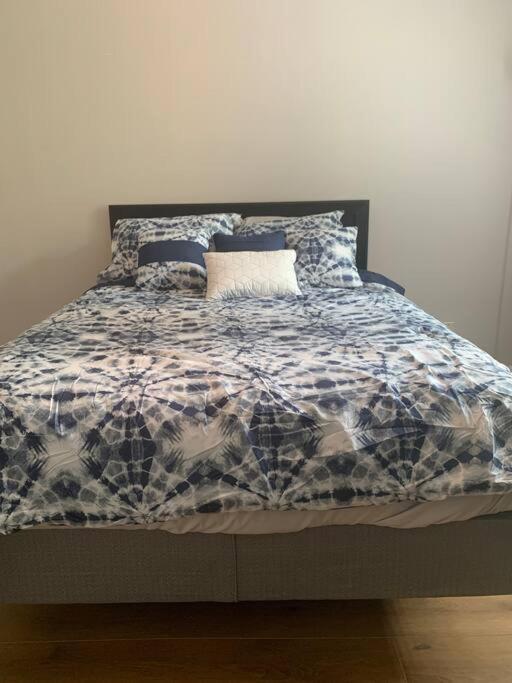 Classic 2-bedroom W/free Parking Apartment *