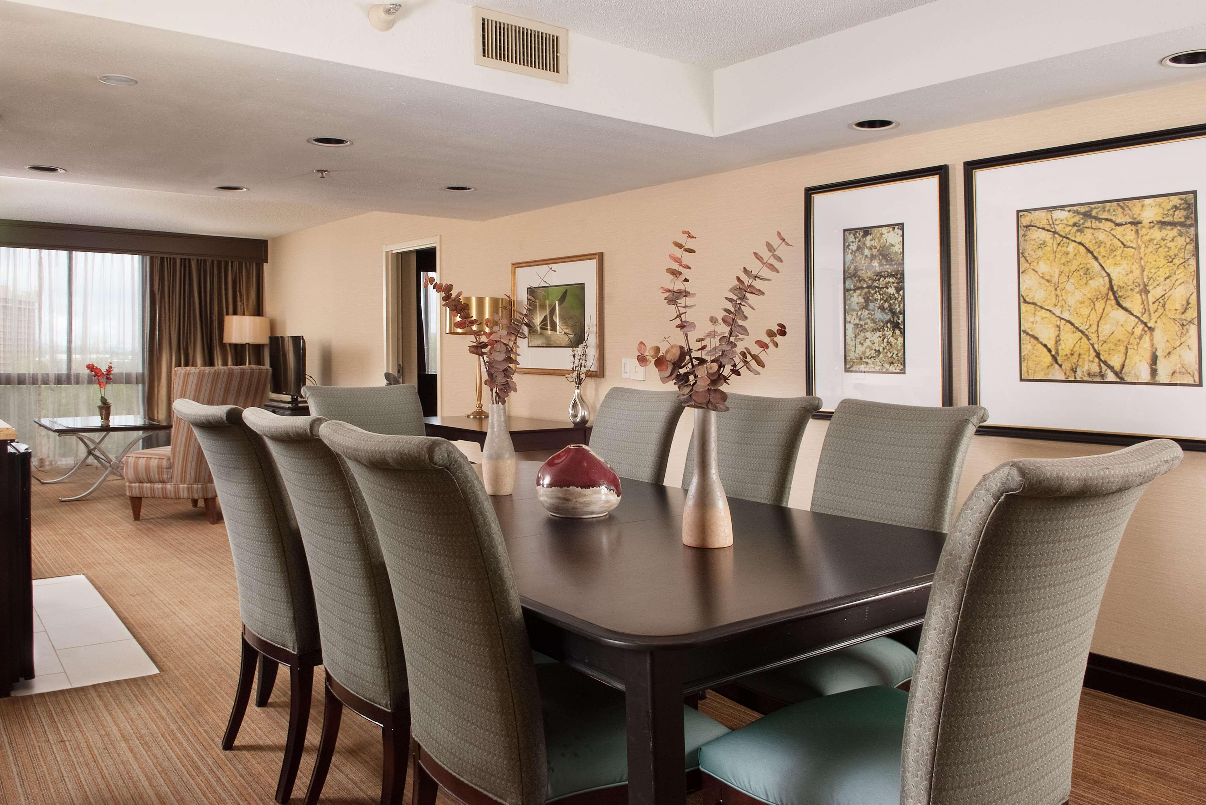 Hotel Embassy By Hilton Airport