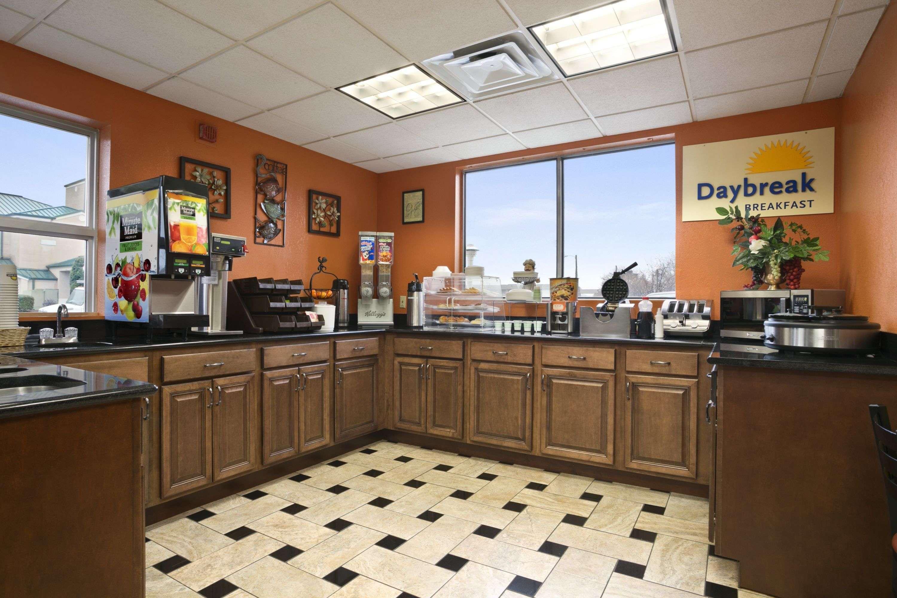 Hotel Days By Wyndham Airport East