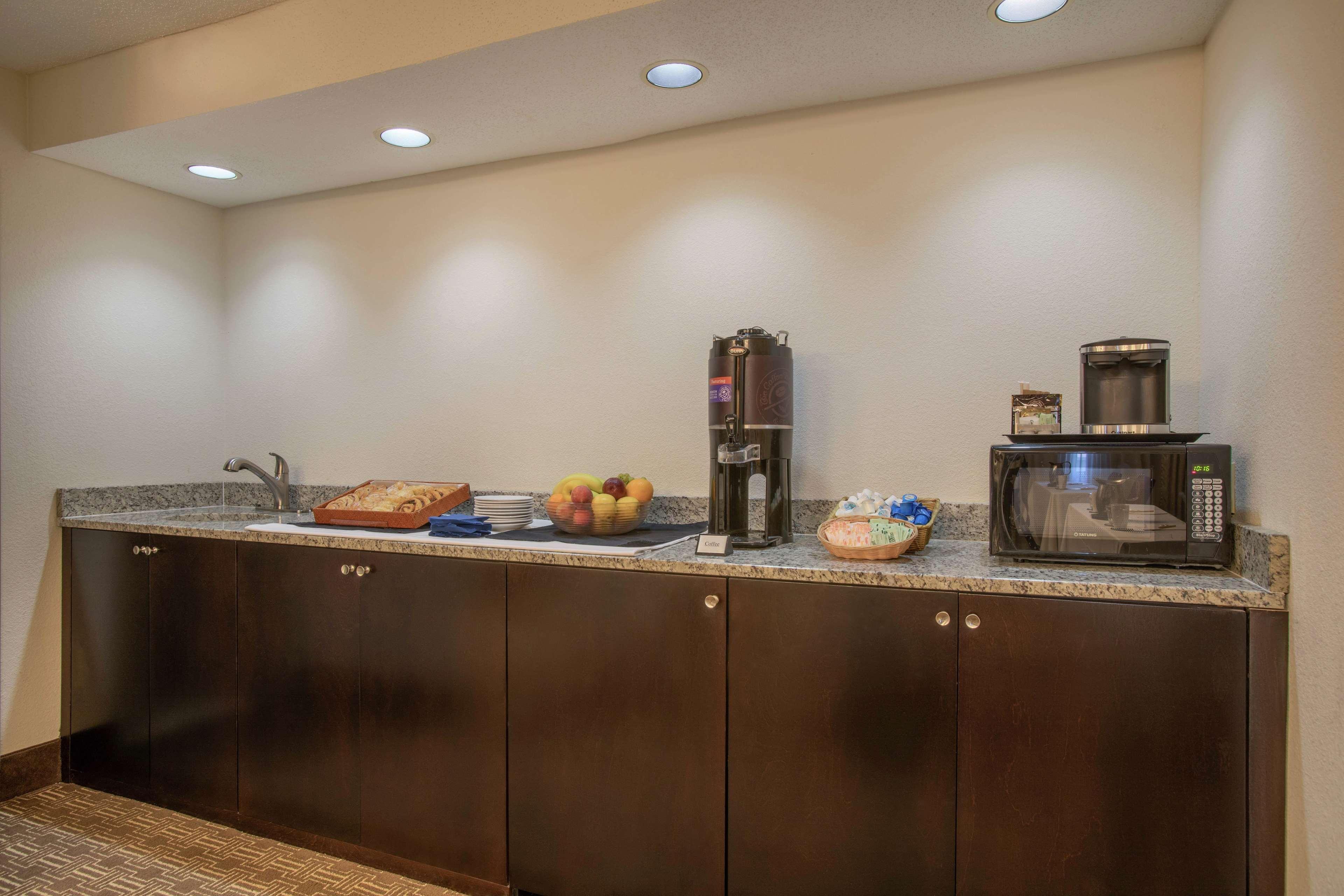 Hotel Doubletree By Hilton Airport 3*