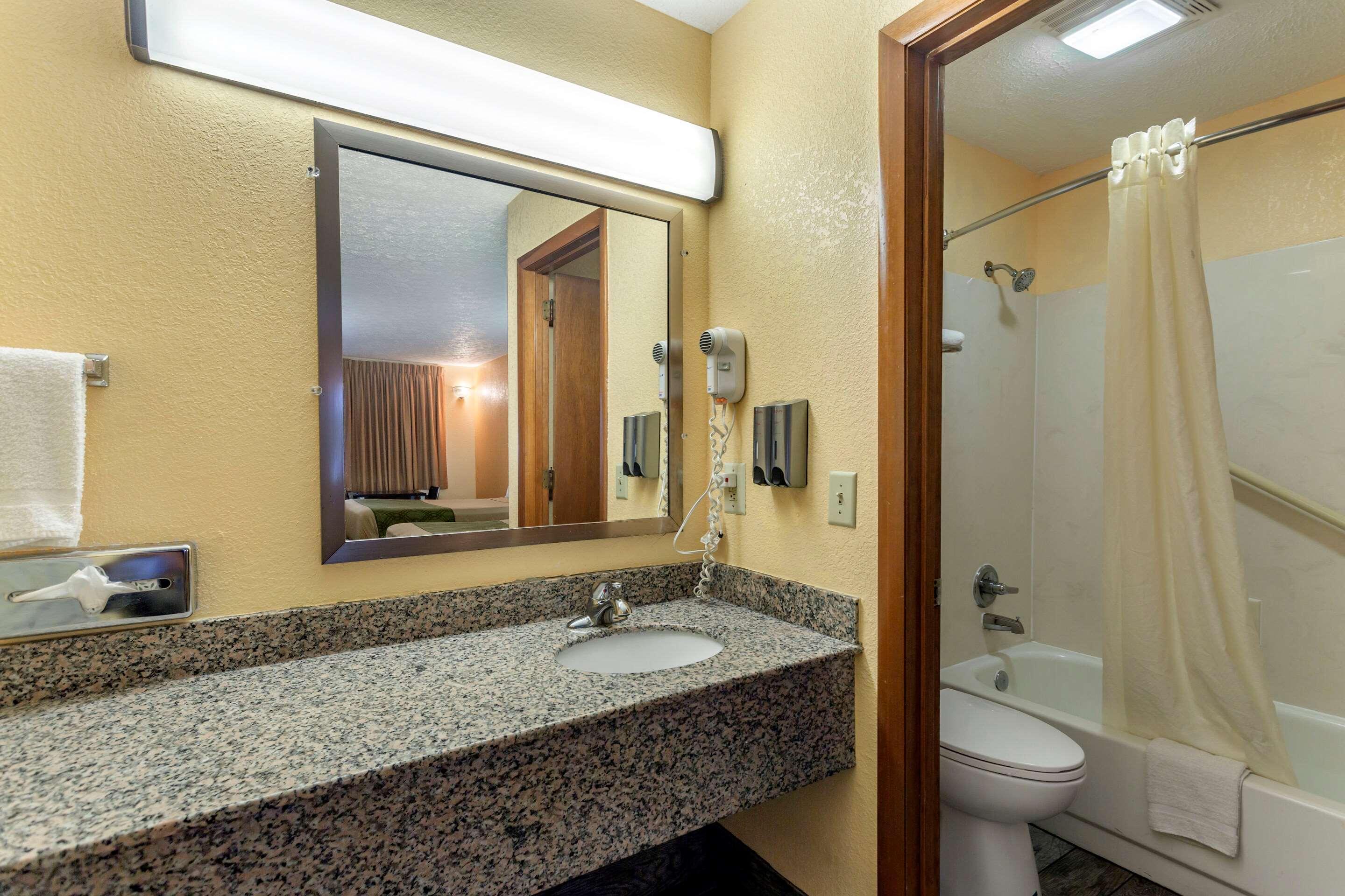 Econo North - Opryland 2*
