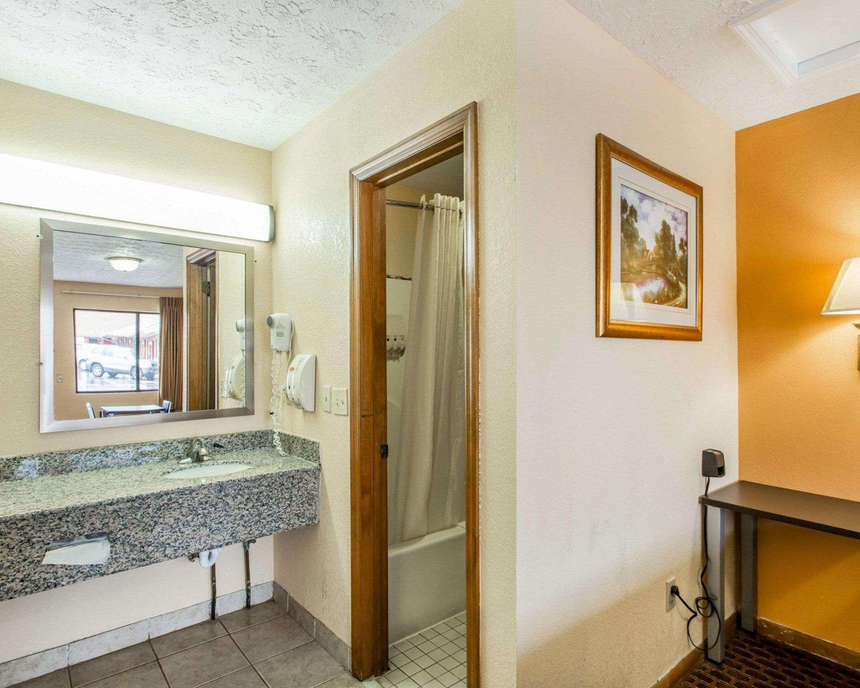 Econo North - Opryland 2*