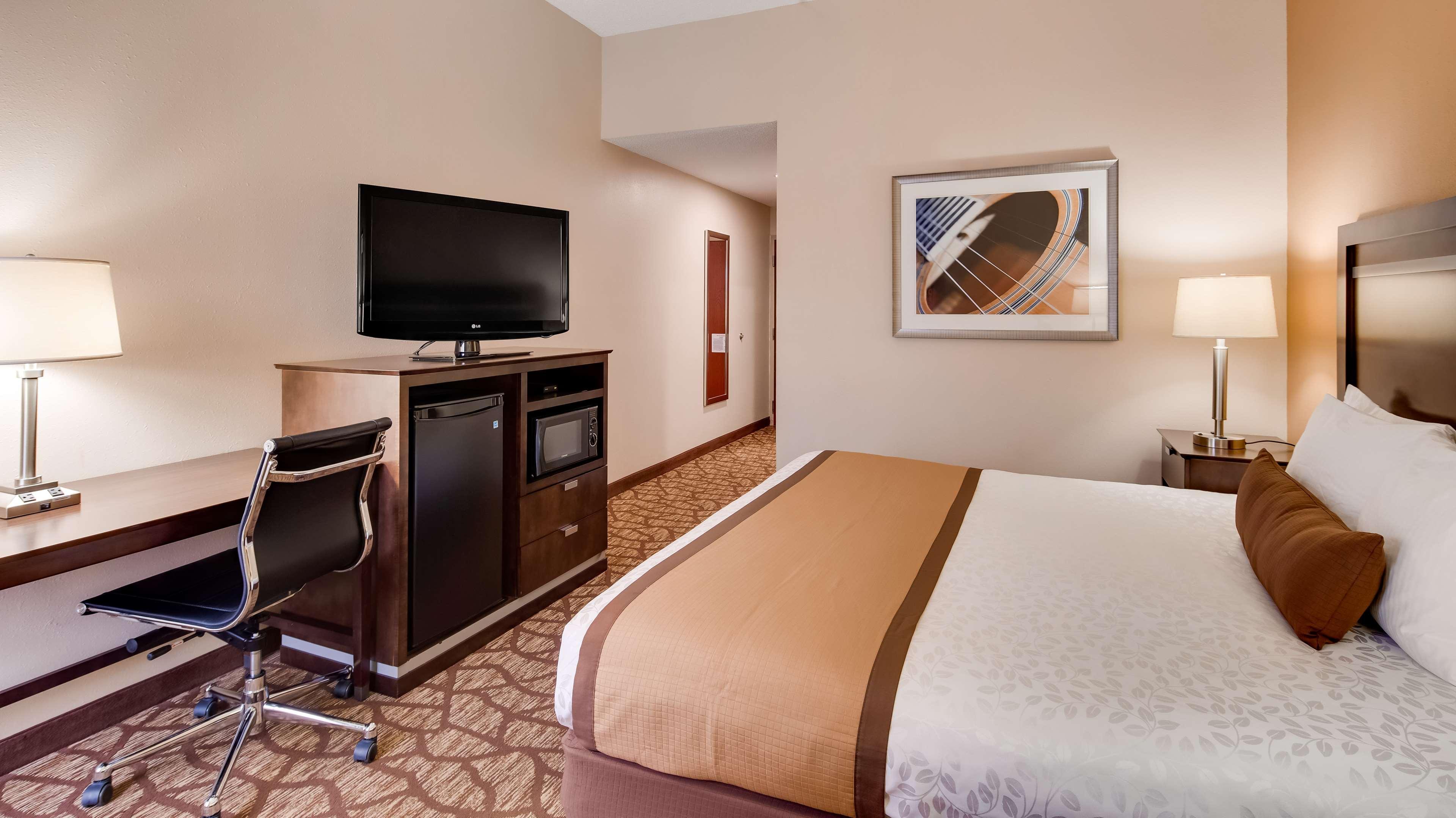 Best Western Plus Belle Meade & Hotel