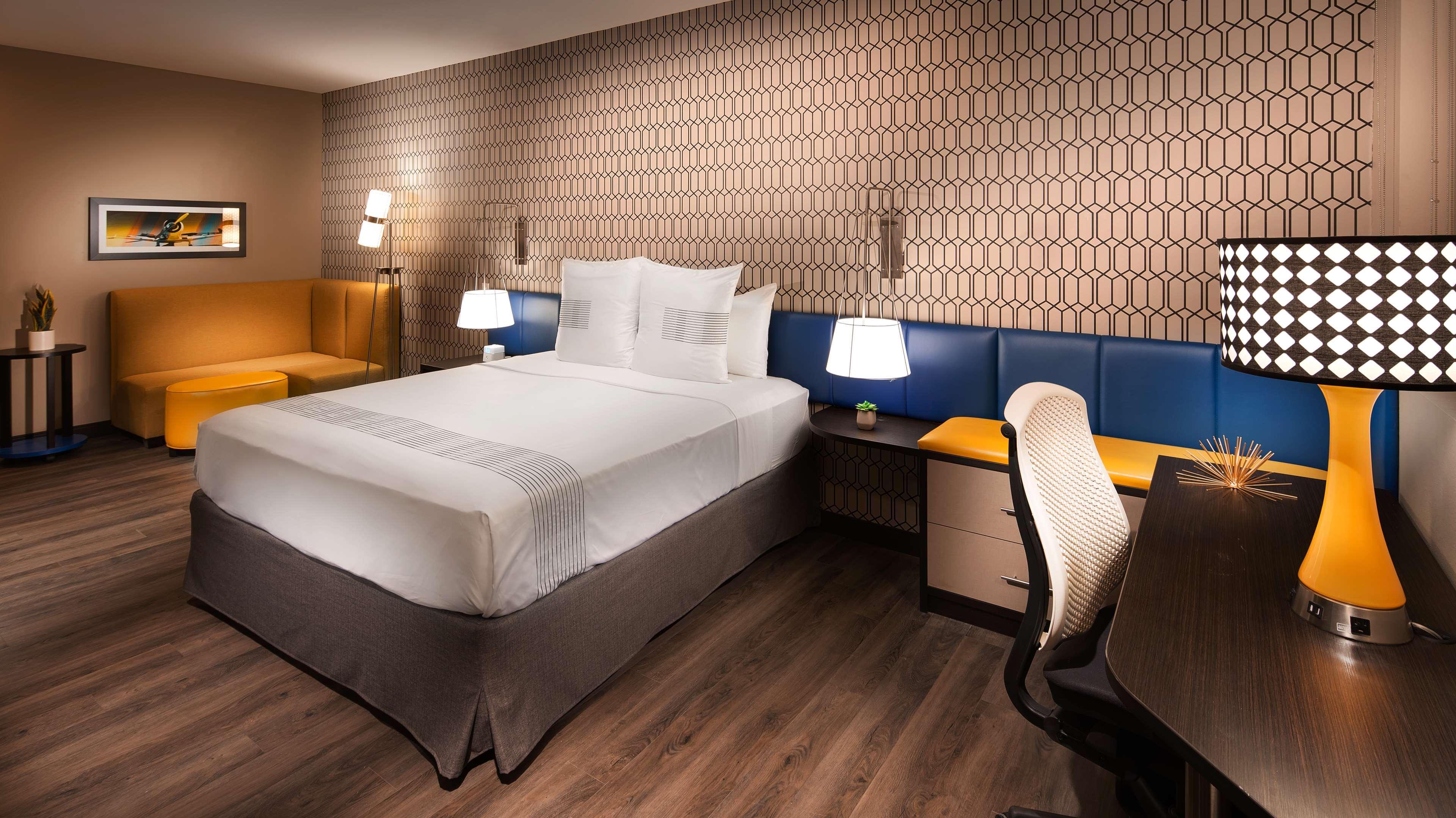 Hotel Glo Western Airport 3*