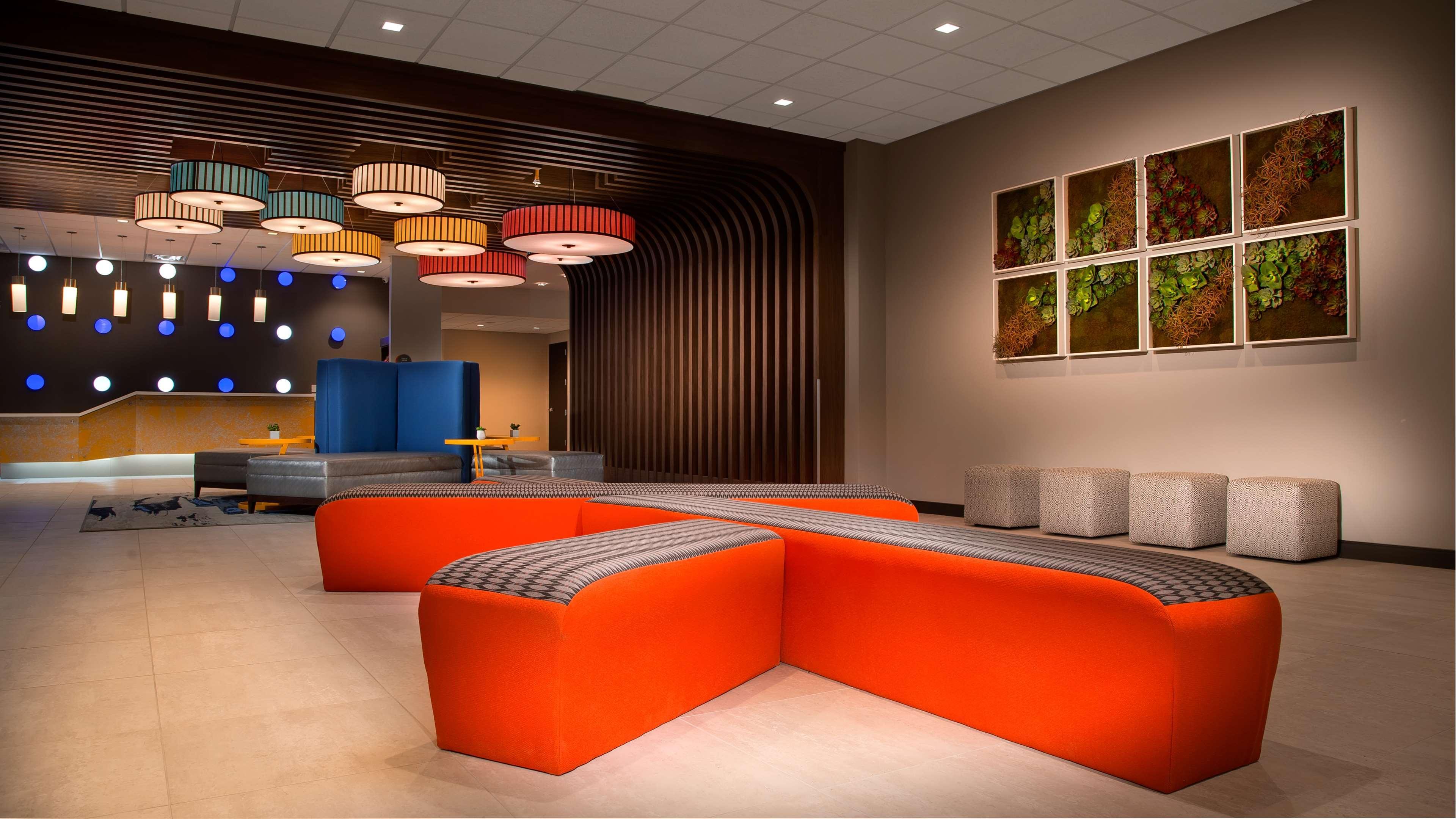 Hotel Glo Western Airport 3*