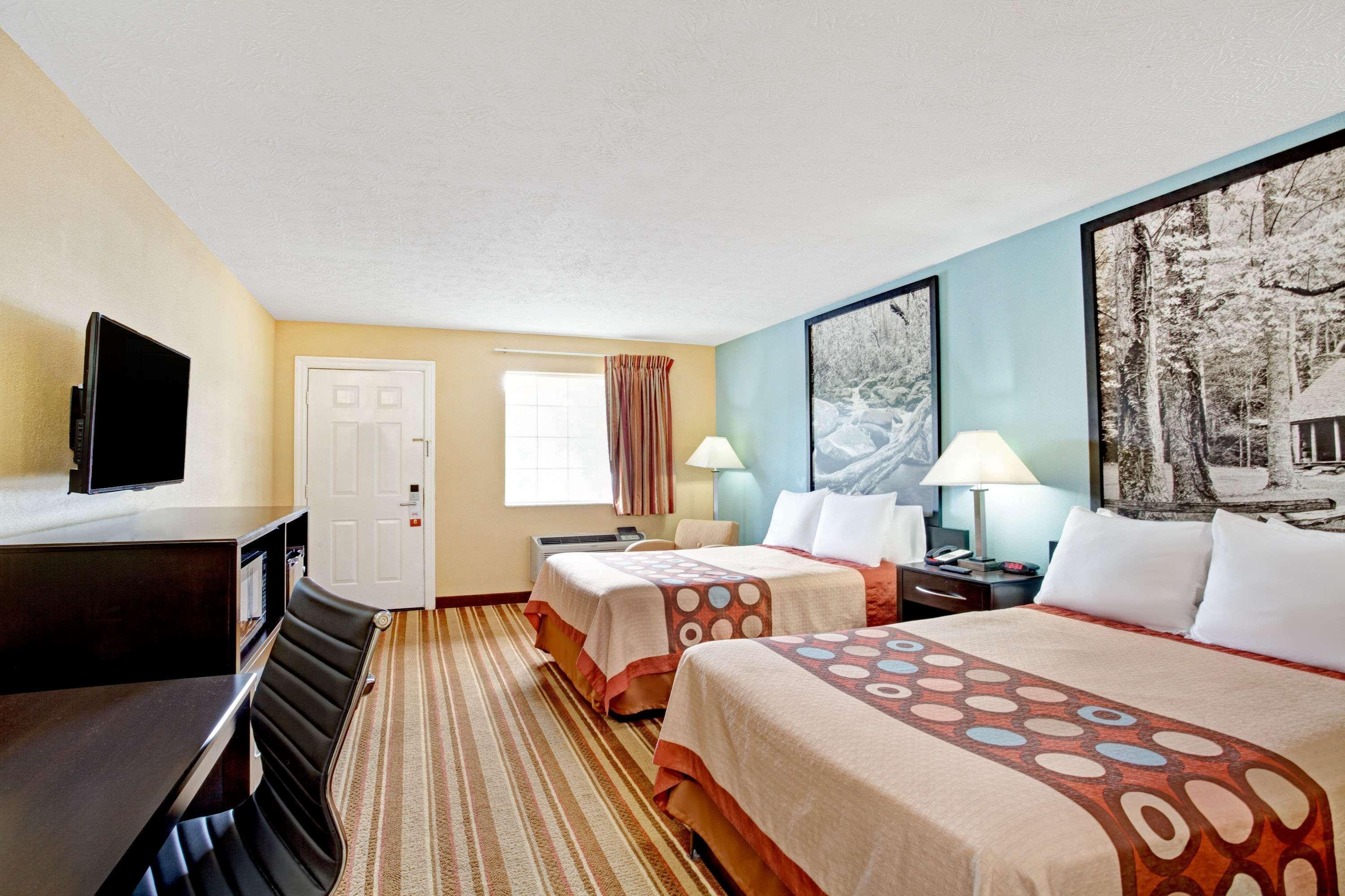 Super 8 By Wyndham Whites Creek/ Nw Area Hotel 2*