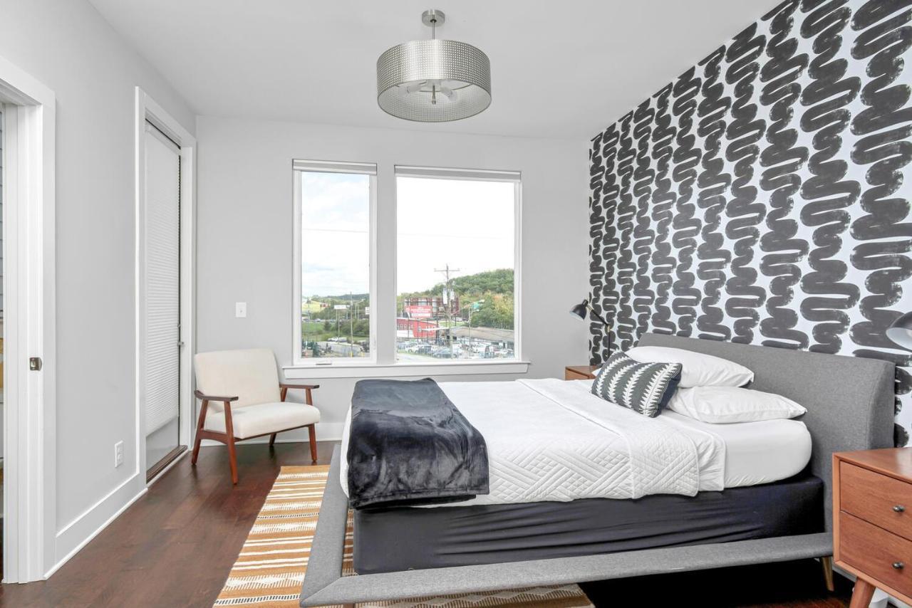 Holiday home Big New And Modern With Skyline View Mural And Ping Pong